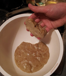 Découpe du futur Seitan Découpage en cours des futurs morceaux de seitan