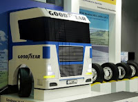 Camionul Goodyear din piese LEGO