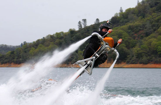 مركبة Jetovator تستطيع بها الغوص وركوب الامواج والطيران فوق الماء