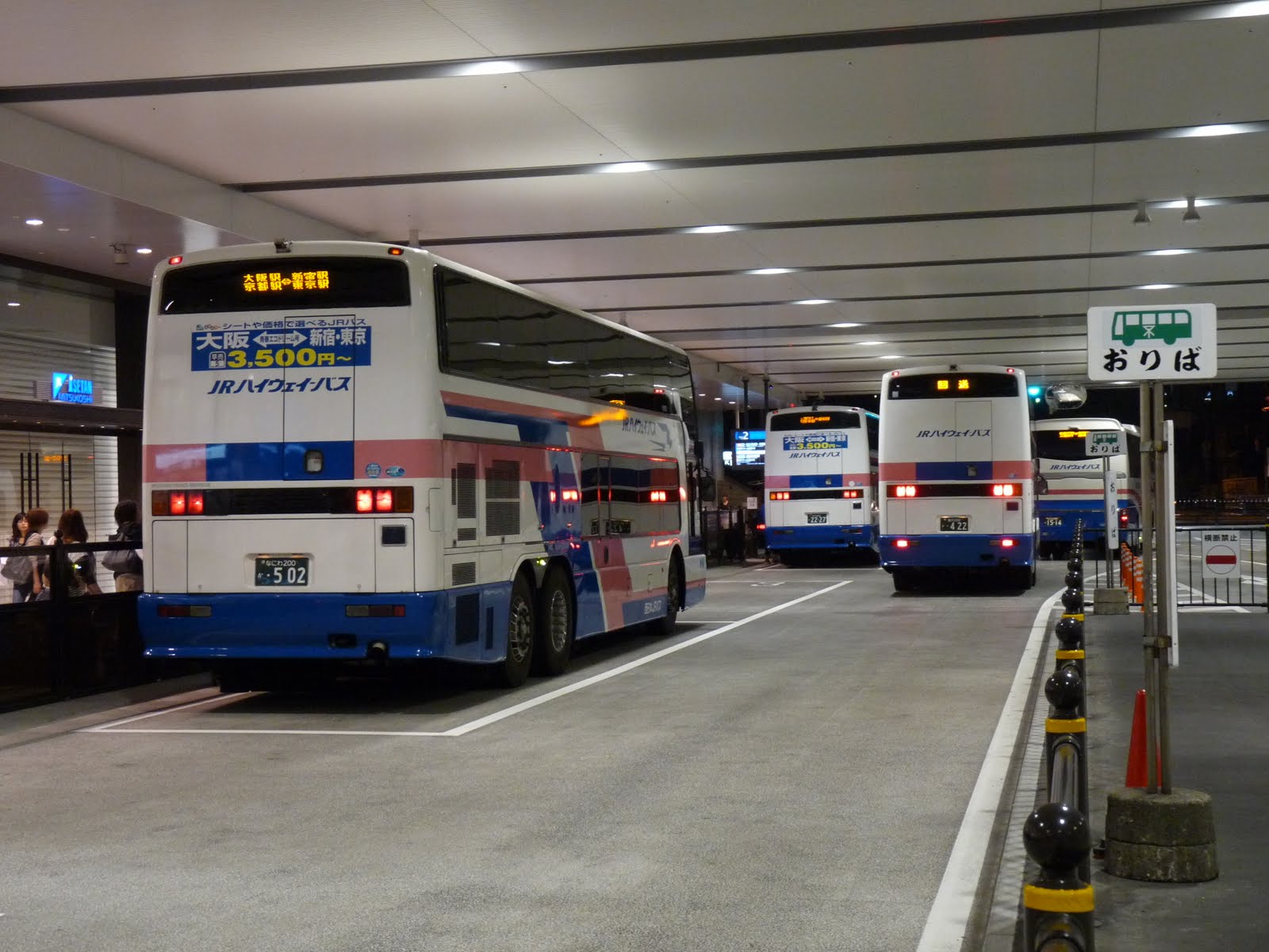 旅先で見つけた物 大阪駅の新バスターミナル
