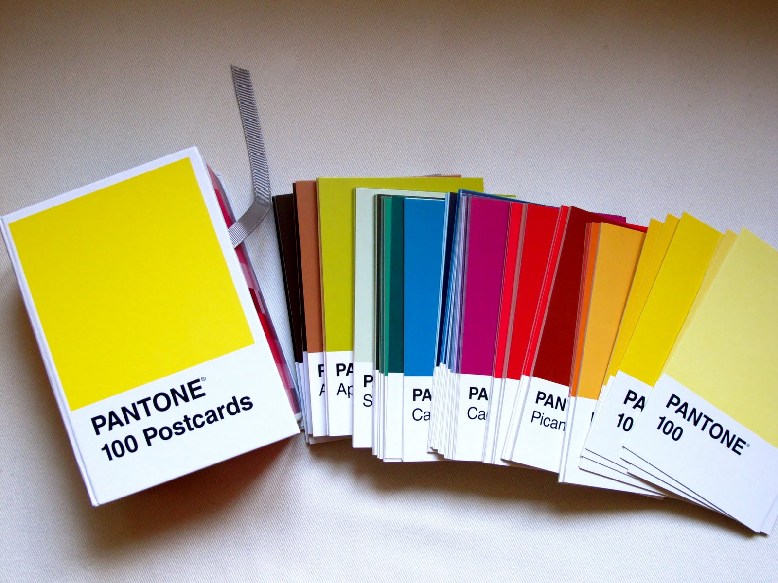 Designkarameller Pantone Postcards