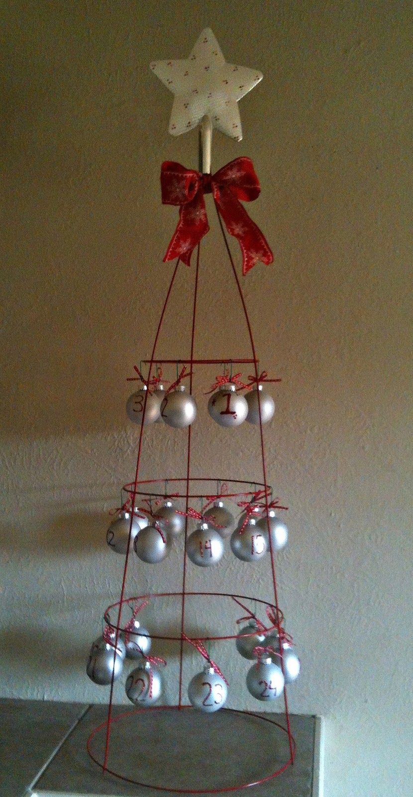 The Lung Family: Tuesday Tutorial: Tomato Cage Advent Calendar