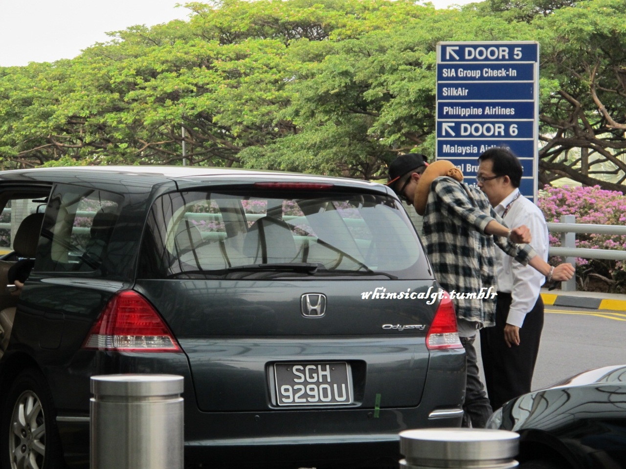 [Vid/Pics] GD&TOP y Seungri dejando Singapur a Malaysia SEUNGRI+GD+TOP+MALAYSIA+bigbangupdates.com
