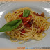 Spaghetti pancetta affumicata, pomodorini e prezzemolo