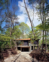Nagano House Divided Design with 4 Areas and Rooflines Around as a Central Pillar Nagano House Divided Design with 4 Areas and Rooflines Around as a Central Pillar