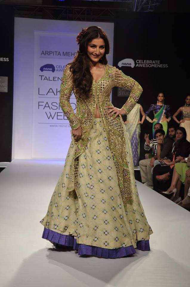 http://1.bp.blogspot.com/-GG94gwO_TdY/Uht8GXIdovI/AAAAAAABhO4/H9edzHVhCH8/s1600/Soha+Ali+Khan+walks+on+the+ramp+for+Arpita+Mehta+at+LFW+2013++(2).jpg