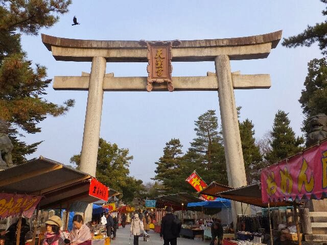 8:30過ぎ、10:00から始まる「梅花祭」に行った、おゃーカラスが・・・。 8:30過ぎ、10:00から始まる「梅花祭」に行った、おゃーカラスが・・・。