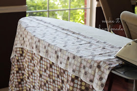 Make an ironing board cover in 10 minutes, without flipping, tracing or measuring. Tutorial by Make It Handmade! 