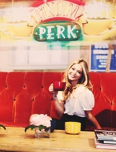 La actriz Sasha Pieterse, conocida por ser Alison en Pretty Little Liars, sentada en el sofá del Central Perk