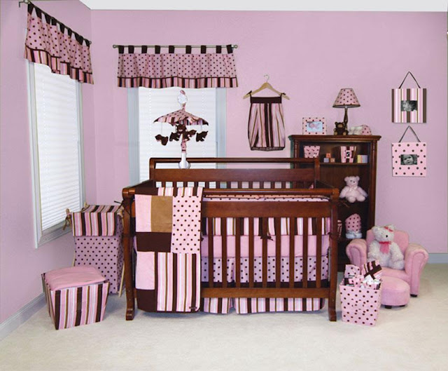 Життєрадісна дитяча кімната з ліжечком для немовляти