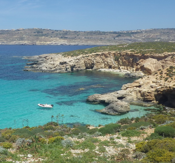 Romantischeslandleben: comino blaue lagune und insellandschaft