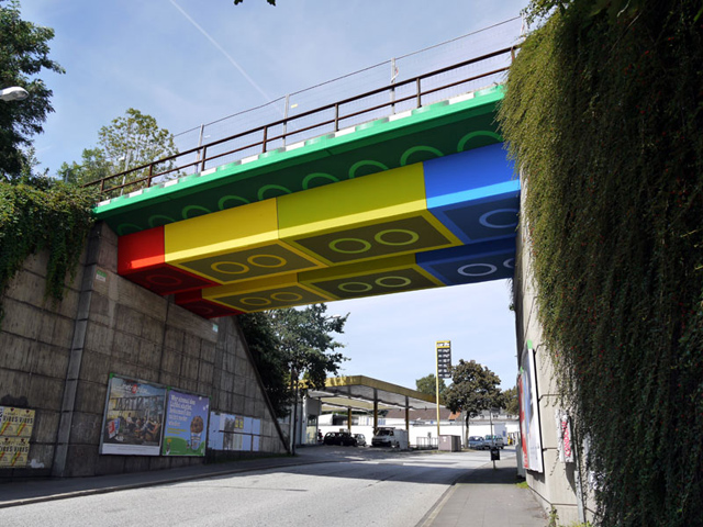Ponte recebe decoração de peças de Lego