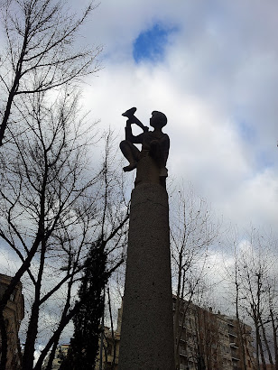 Niño jugando con un avion. Escultura años 60 Salamanca