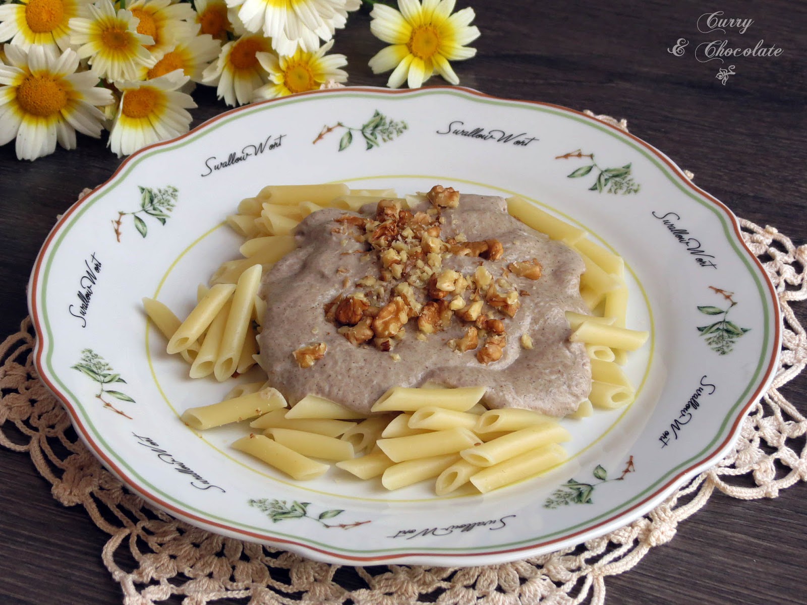 Pasta con crema de champiñones y nueces - Pasta with mushroom cream sauce and walnuts Pasta con crema de champiñones y nueces - Pasta with mushroom cream sauce and walnuts