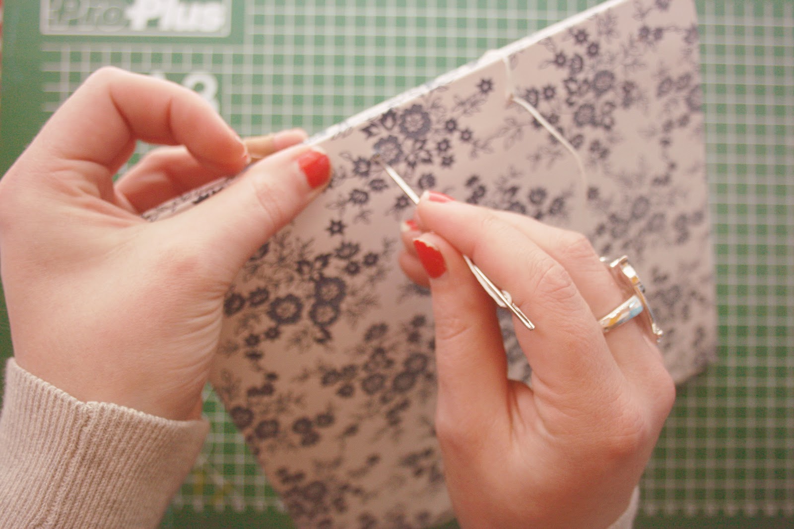 Coloresque Tutorial Japanese Stab Binding (DIY bookbinding)