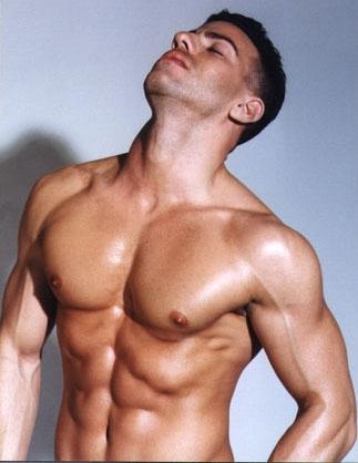 influye que un hombre por ser guapo pueda enamorar a los hombres