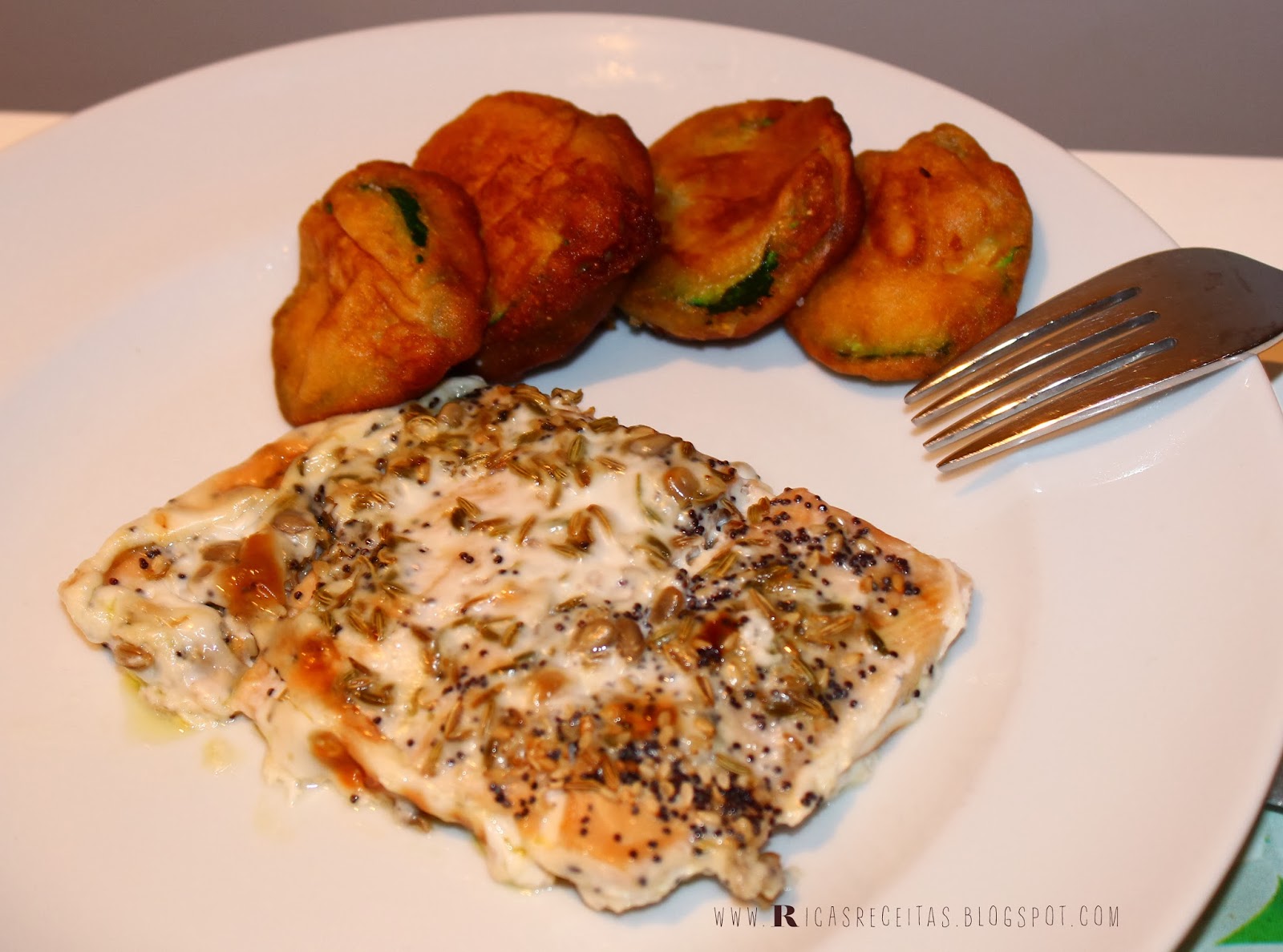 Lombo de Salmão com leite de Côco, sementes de funcho e papoila e