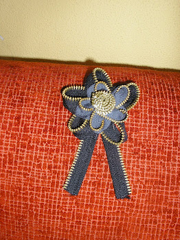 broche de cremalleras gris y negro