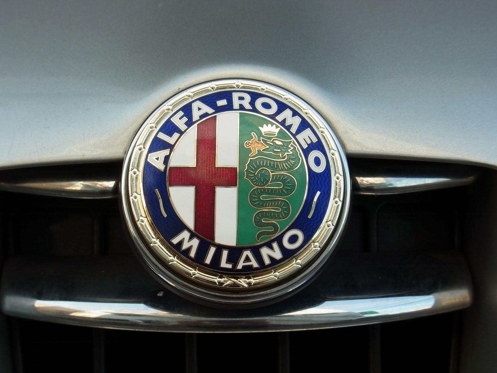 Alfa Romeo アルファロメオ に七宝焼きエンブレム装着を推奨するワンオフ製作者のブログ Alfa Romeo エンブレム交換