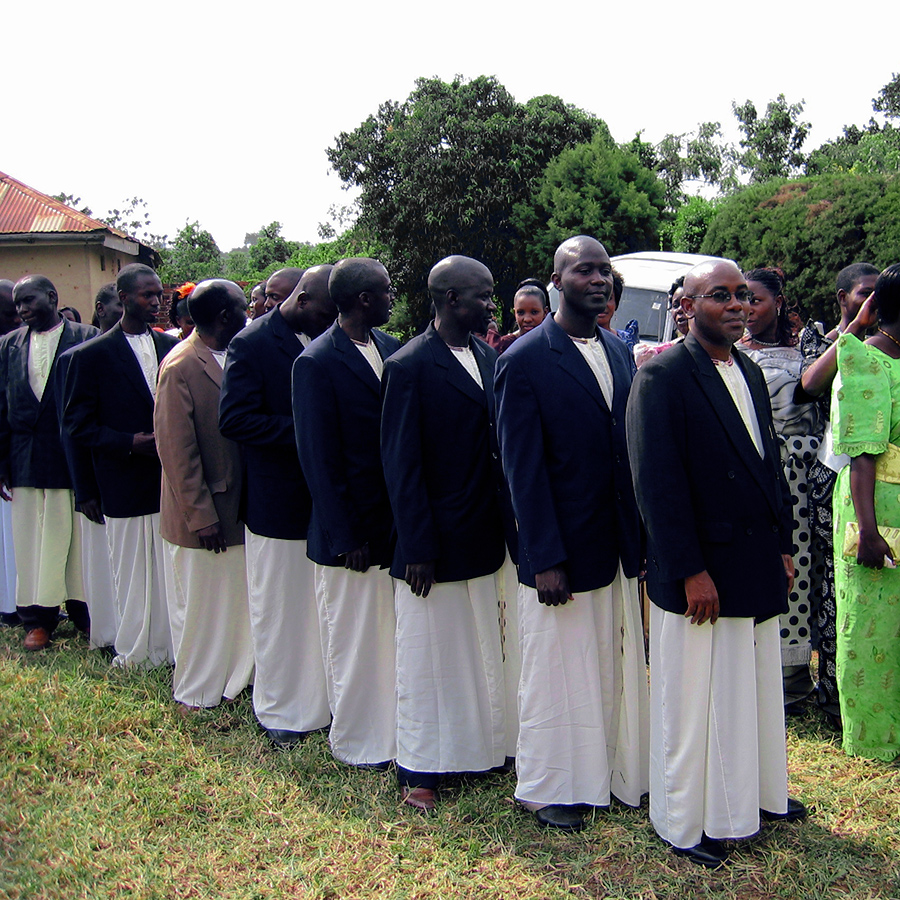 Afro Africa Kanzu, traje nacional de Uganda