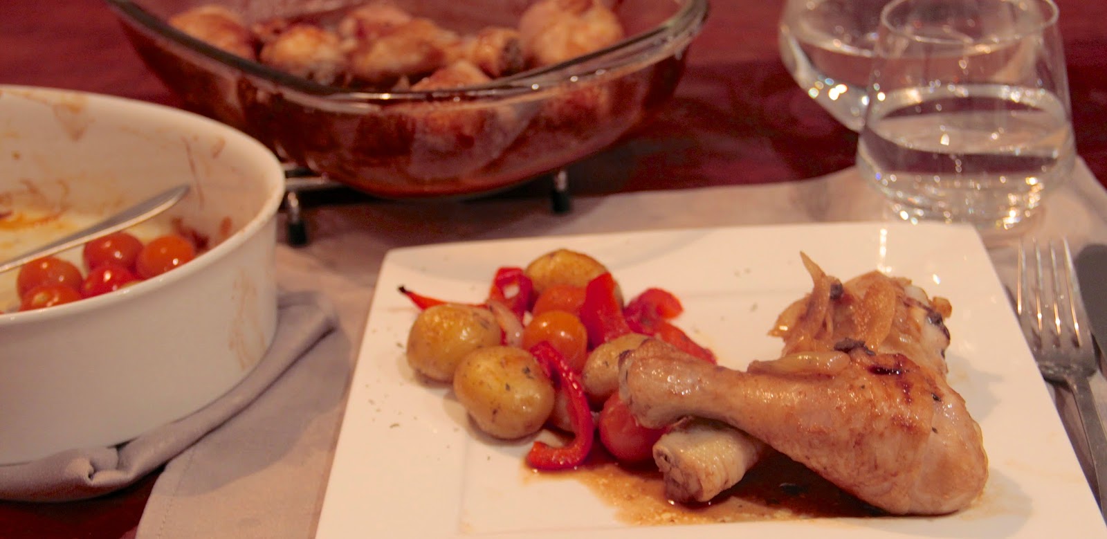 Kookkunst Ovengerecht zoete drumsticks, krieltjes en gegrilde groente