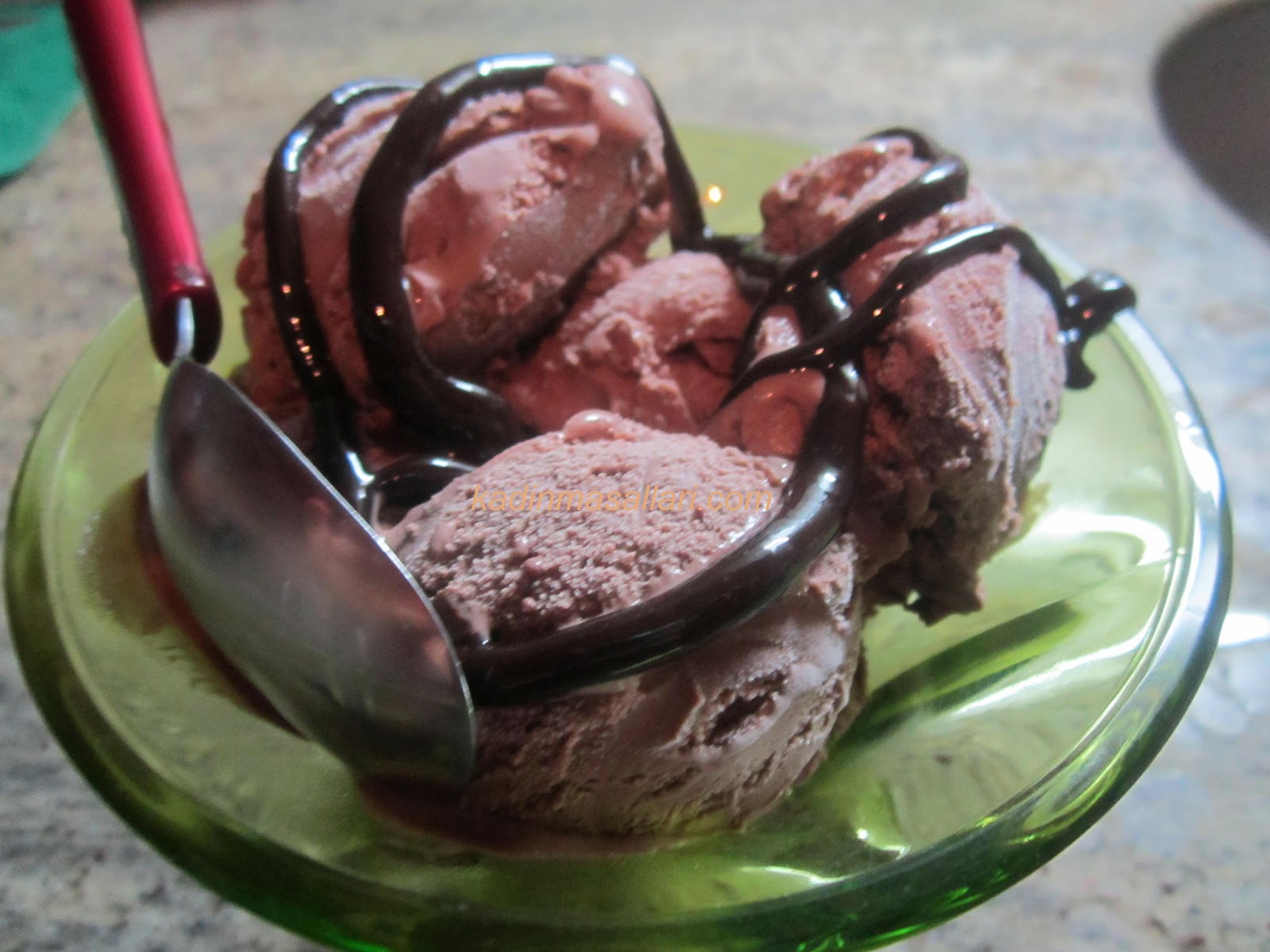 Çikolata Parçacıklı Kakaolu DondurmaKadın Masalları