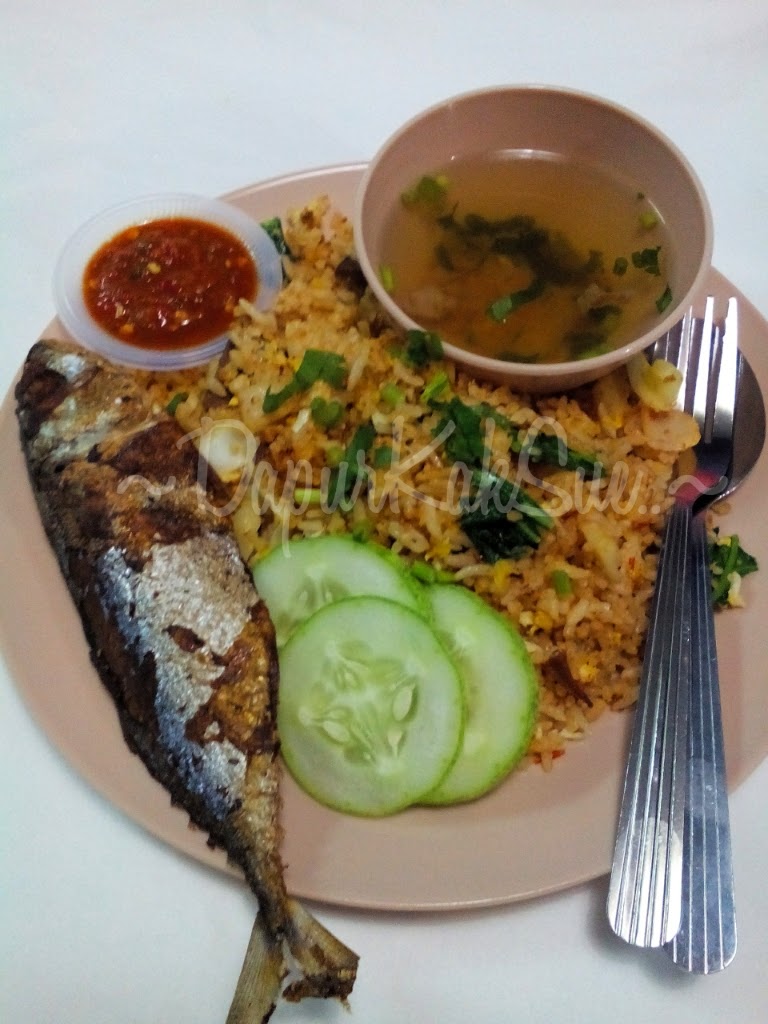 Nasi goreng ikan rebus