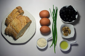 Pan con huevo y pasta de aceitunas negras, nueces y parmesano - ingredientes
