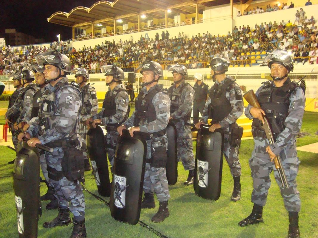 MILITARES DO CHOQUE ATUANDO EM ESTÁDIO DE FUTEBOL