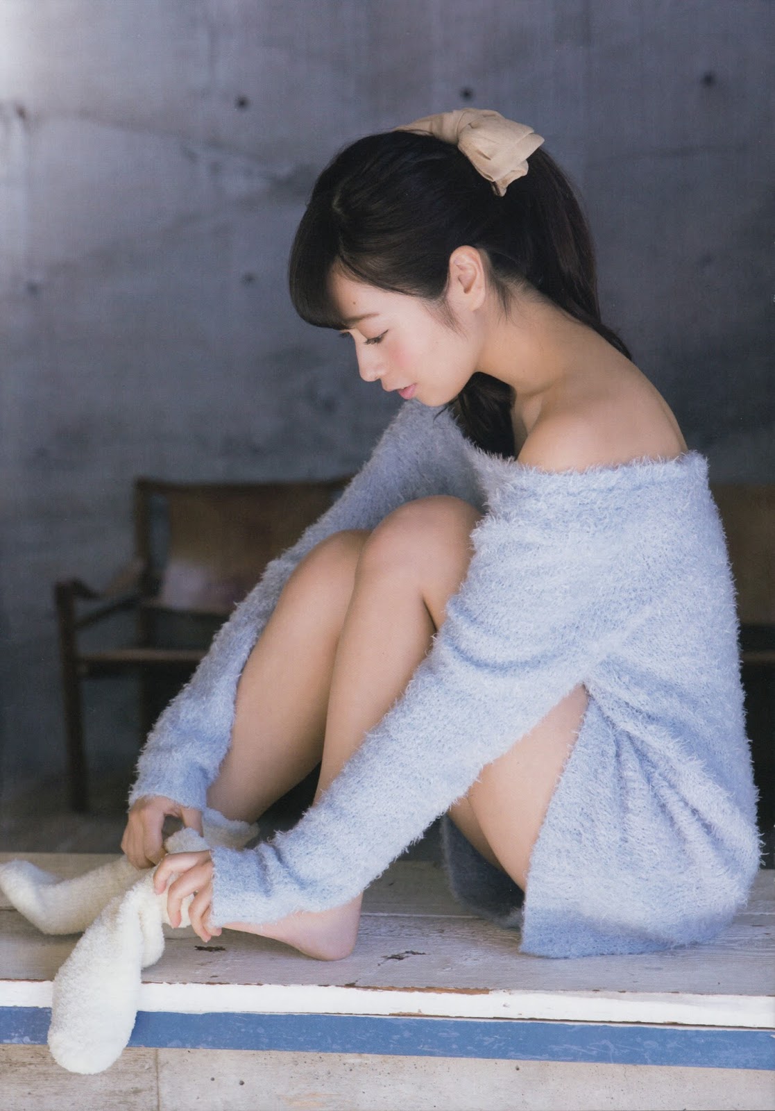 肩を丸出しにしたセクシーな斉藤優里の画像♪