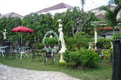 Suasana asri Picato Resto Semarang