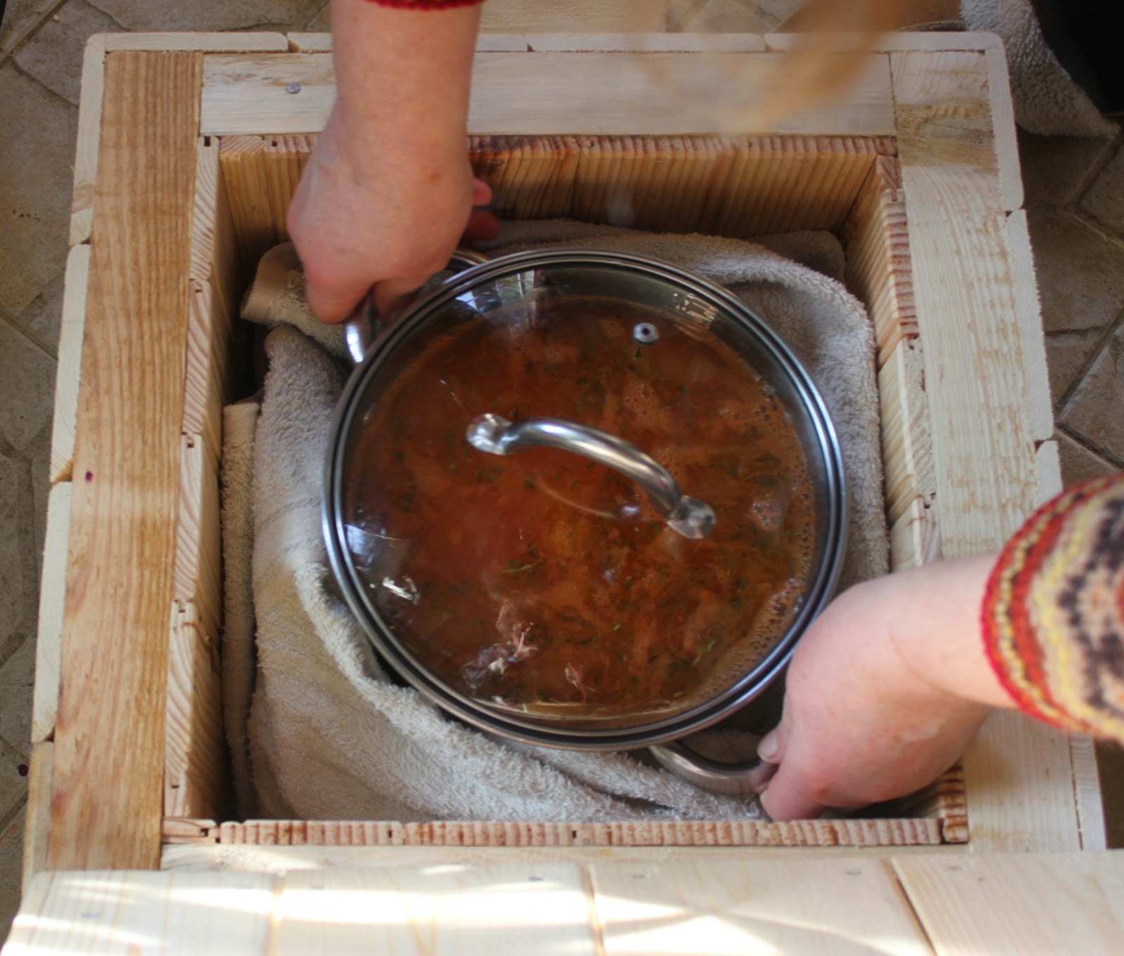 Slow Food Slow Cooker. Fuelless or Haybox cookery an ideal way to