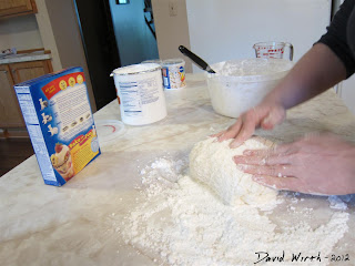 kneading fondant for a cake, frosting, smooth, how to make fondant