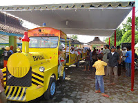 Klik gambar ini untuk menuju ke Album SUNAT MASAL DI KANTOR DESA RANDUAGUNG KANTOR KEPALA DESA RANDUAGUNG