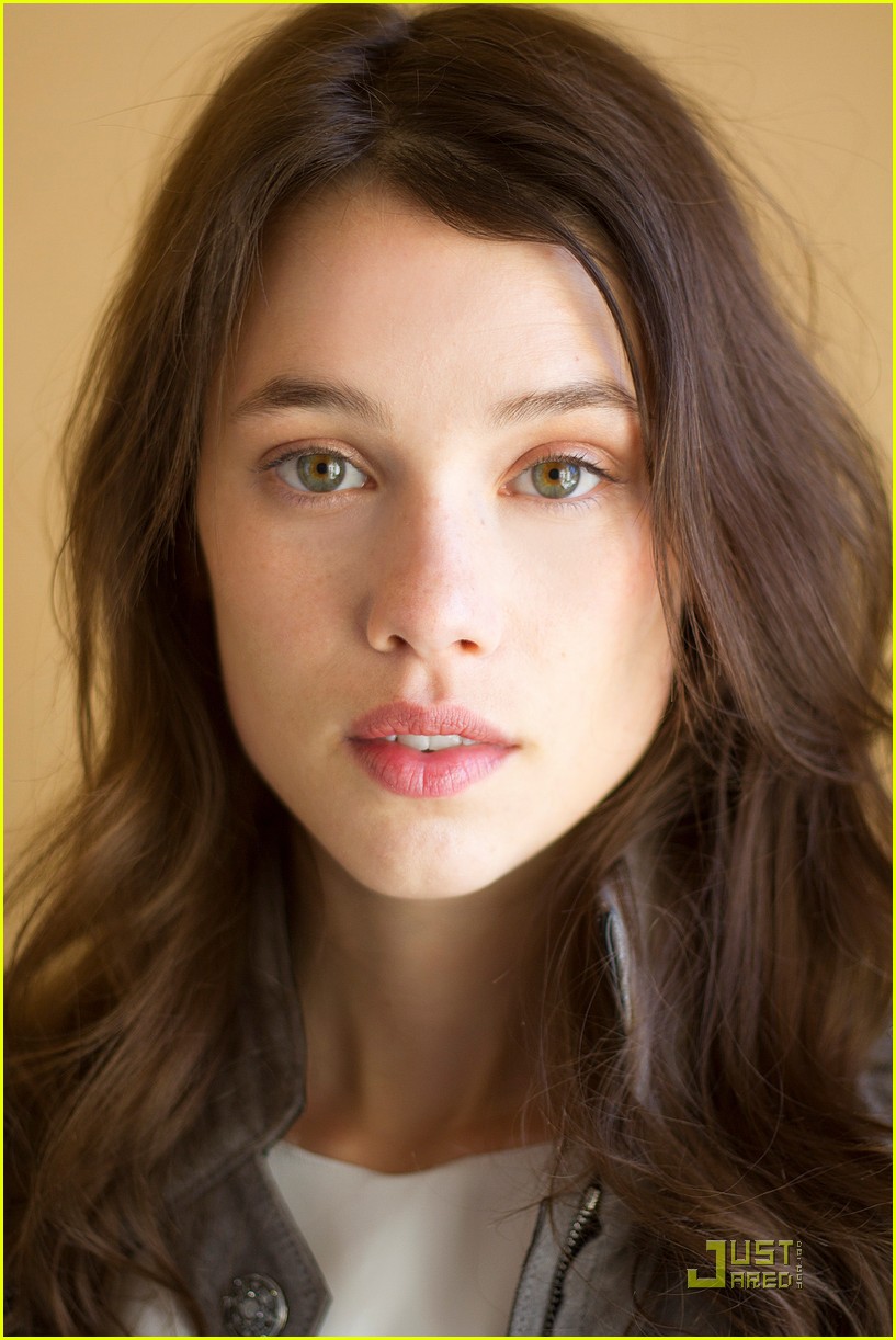 sam-clafin-astrid-berges-frisbey-exclusive-interviews-04.jpg
