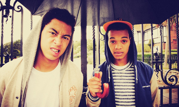 http://1.bp.blogspot.com/-GikiH8NxuOQ/TmU4TWXhiII/AAAAAAAAAM8/1UnACRaIf9w/s640/rizzle-kicks-mobo.jpg