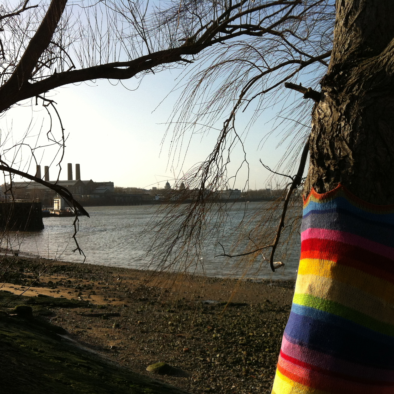 http://1.bp.blogspot.com/-Gj9-y2lqyYA/UQqCmk7YsxI/AAAAAAAAA7A/GSUJpgJIP5c/s1600/guerilla-knitting_thames-path_greenwich.jpg