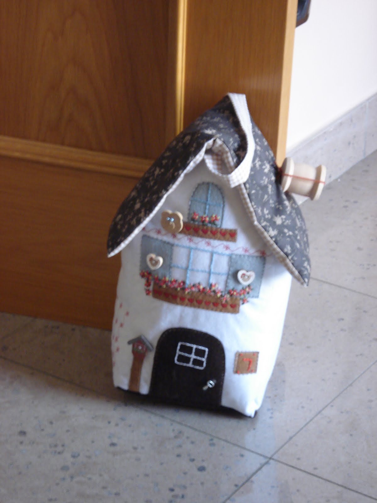 :: ENTRE TELAS ::: Casita | Artesanato patchwork, Peso de porta