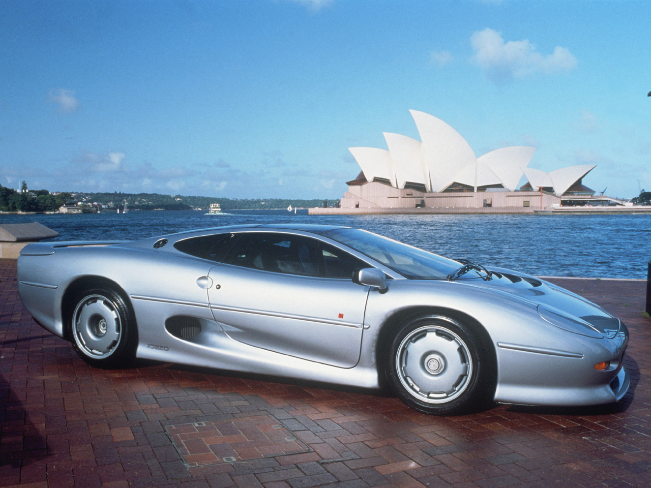 9º. Ferrari Enzo: 349 km/h   A Enzo peca na velocidade, mas o design continua sendo um dos mais bonitos da lista