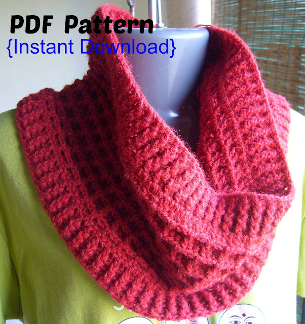 crochet waffle stitch cowl with ribbed edges