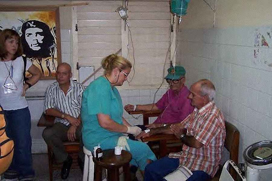 Medicina cubana: sala de emergncias num posto de sade em Cuba