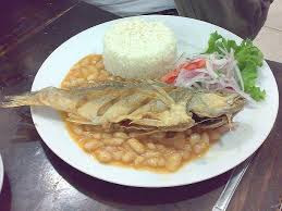 FREJOL CANARIO CON PESCADO FRITO lacomidaenelperu.blogspot.com