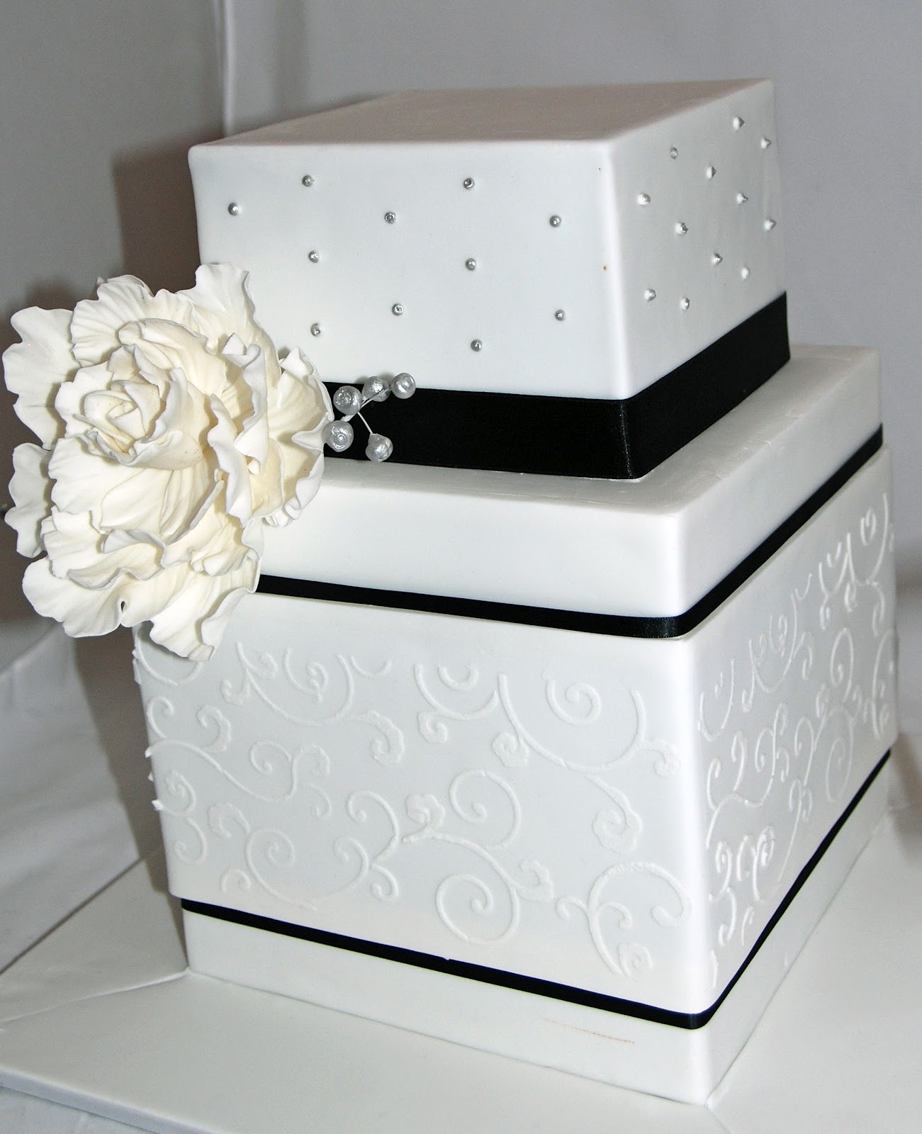 Little Robin Black and White Square Double Barrel Cake
