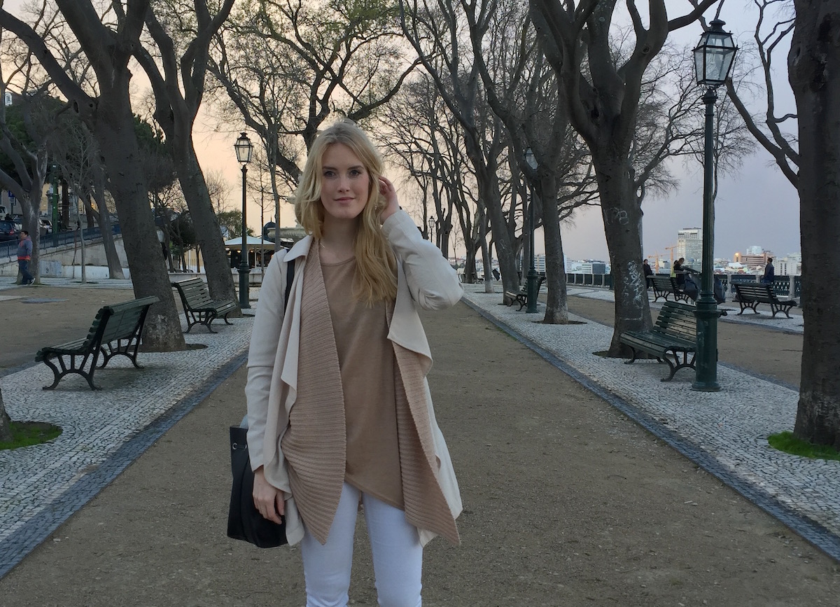 Outfit Fashionblogger Layering neutrale Farbtöne Bucket Bag Outfit Fashionblogger Layering neutrale Farbtöne Bucket Bag