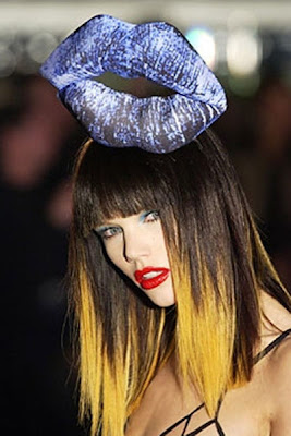 Topi-topi aneh yang pernah dipakai artis & model dunia