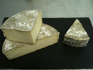 http://1.bp.blogspot.com/-Gw8_lDOVt5I/UWWBS558wMI/AAAAAAAAA38/oFu4fpQITLo/s320/Tomme+de+Savoie+Fermiere.jpg