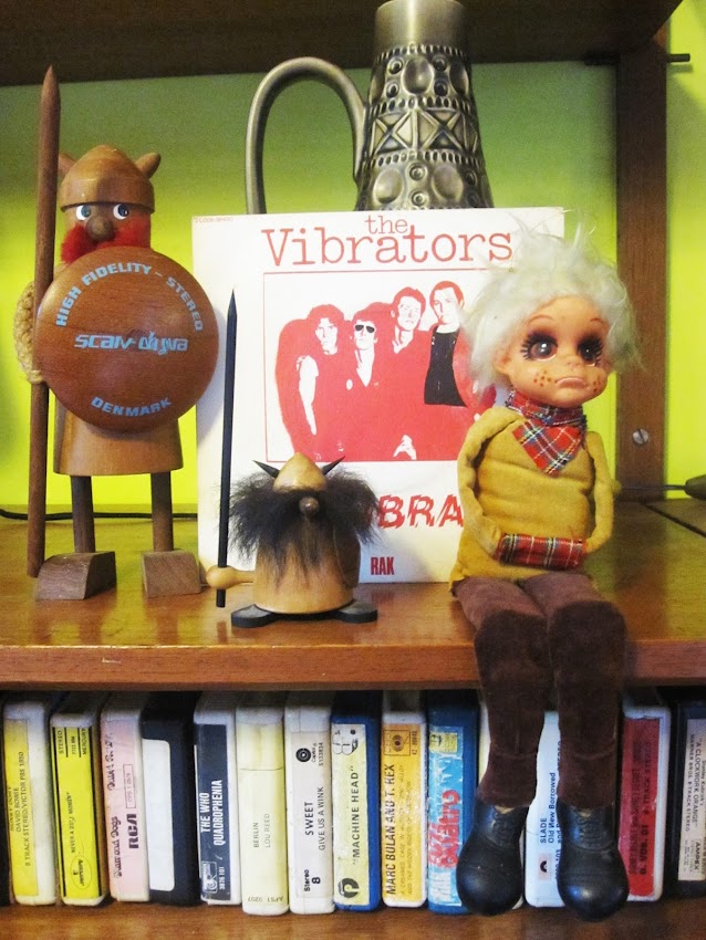 45 tours - We Vibrate - Rak Records Pathe Marconi Emi - 1977 - UK  The Vibrators - Whips and furs punk rock 