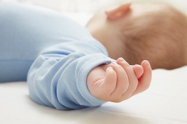 Những điều mẹ cần biết khi lần đầu cắt móng tay cho bé