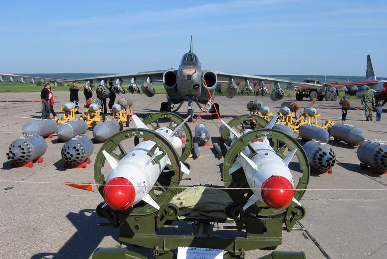 طائرة الدعم الجوي القريب .. Sukhoi Su-25 SU-25+with+bombs