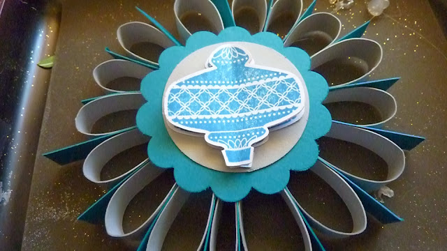 Crafty Cow Creations: simple paper christmas decorations